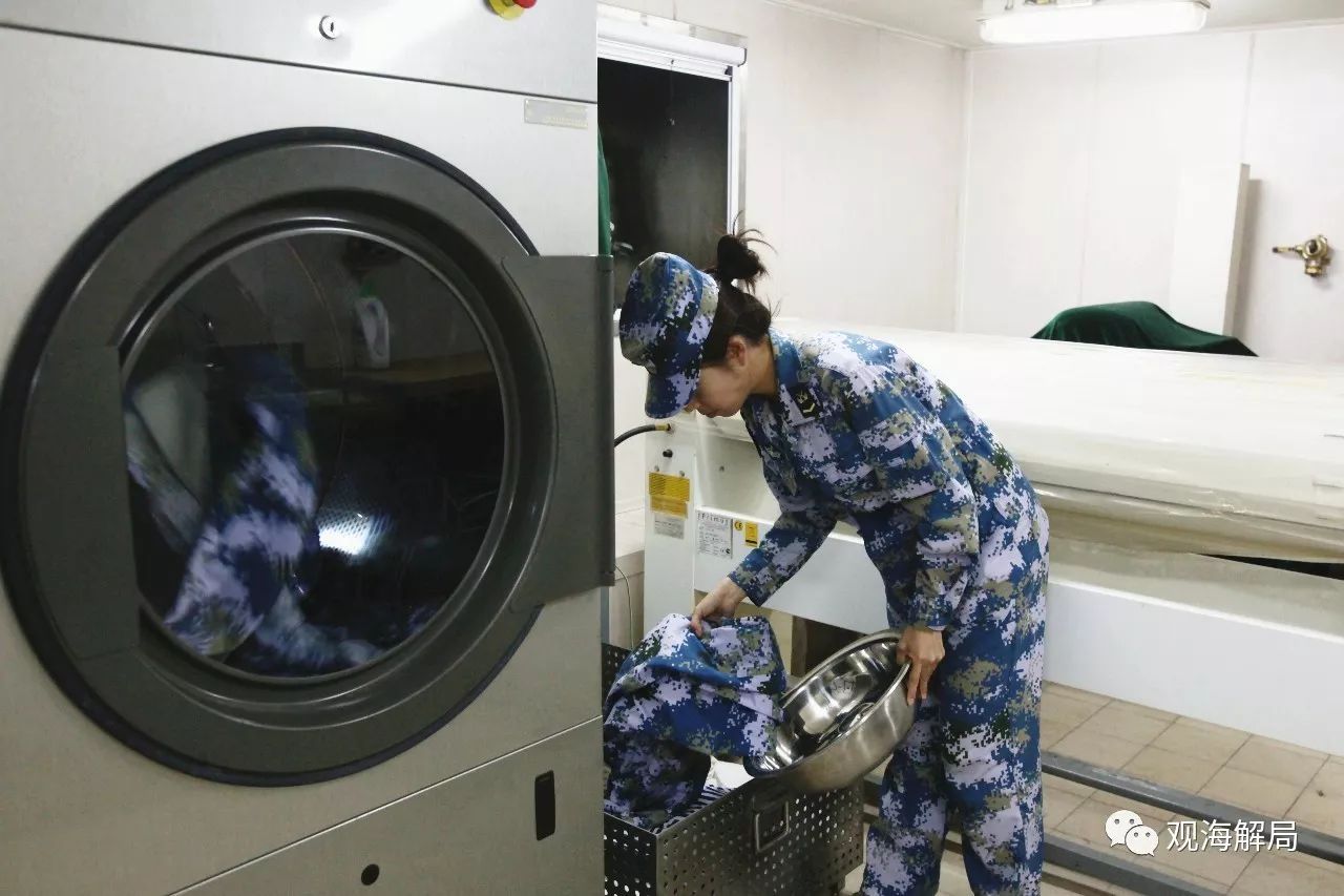 军舰上的女兵:揭秘中国军舰上的女兵:亚丁湾掌舵与海盗交锋 (女兵洗衣间)