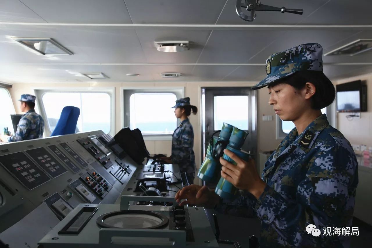 军舰上的女兵:揭秘中国军舰上的女兵:亚丁湾掌舵与海盗交锋 (贾男在把握航行方向)