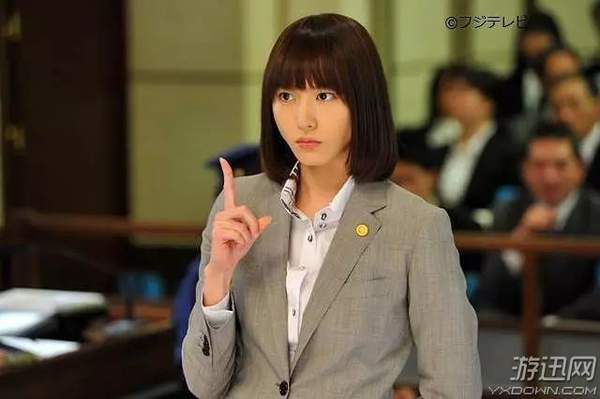 新垣结衣饰演的黛真知子,绰号"晨间剧女主角",视锄强扶弱为使命,超强