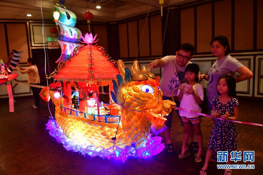 马来西亚华人欢度中秋节