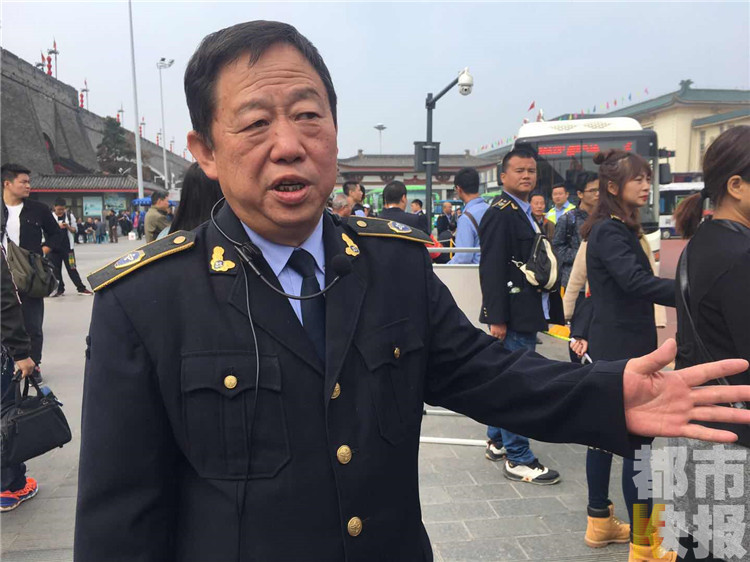 西安一公交大叔引导排队成网红:大伙开心就好