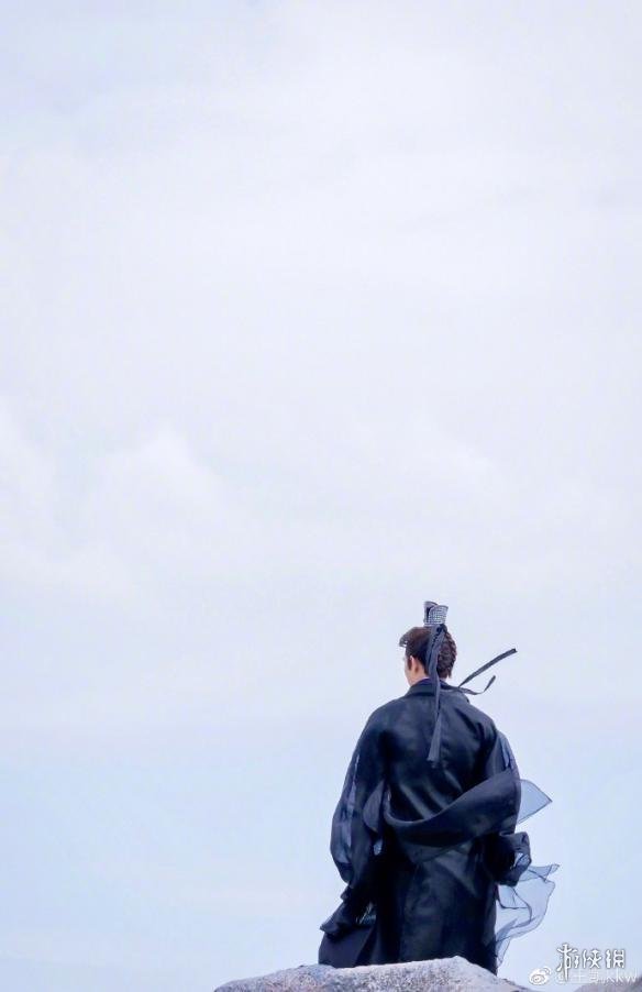 王凯晒《真三国无双》电影曹操新照 黑纱长袍飘逸潇洒
