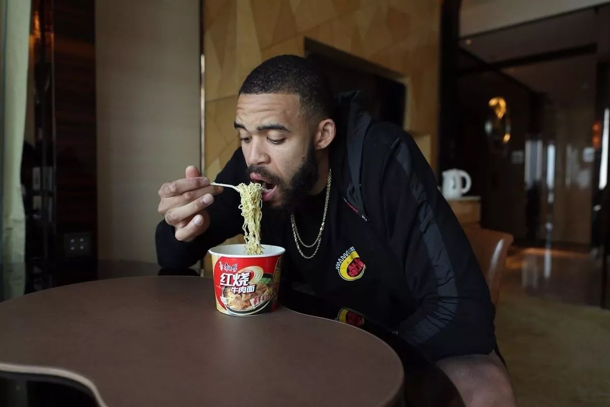 对了,别忘了给阿里扎带回去几桶.