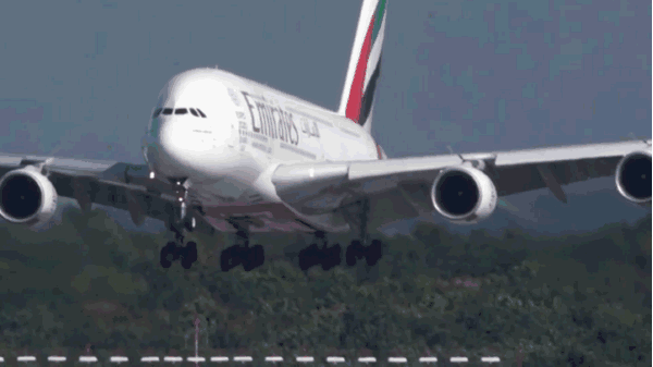 视频巨无霸空客a380风暴中降落被吹得七荤八素险失控