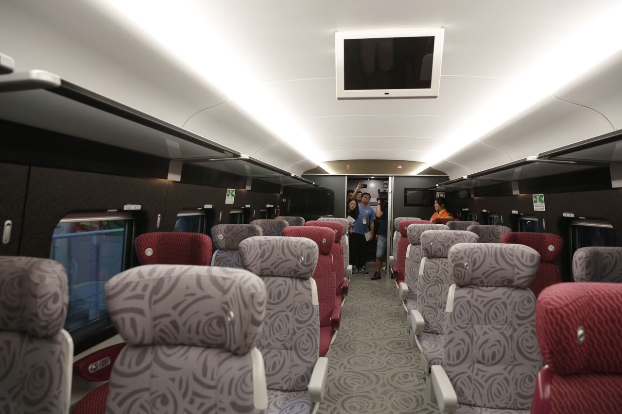 香港高铁车厂首次开放 车厢告示繁简并用