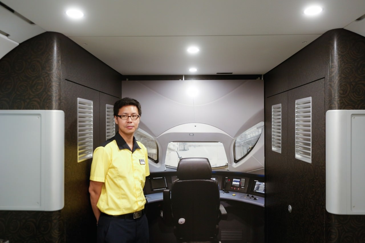 香港高铁车厂首次开放 车厢告示繁简并用