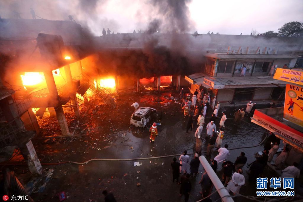 巴基斯坦一市场发生火灾至少5伤 黑烟滚滚遮天蔽日