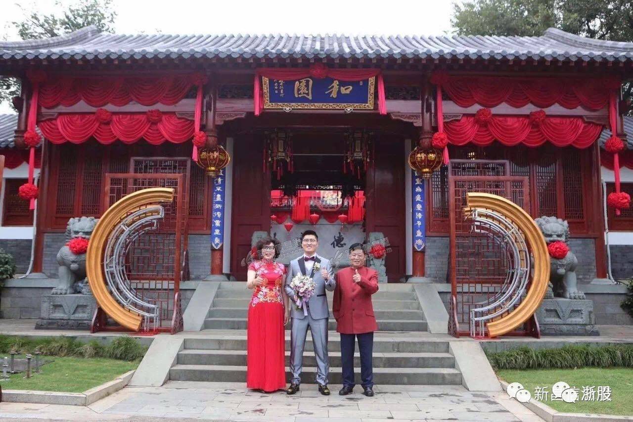 新郎官背后,站着的是新昌首富吴良定,陈爱莲夫妇.