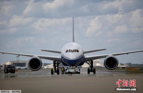 资料图：波音787梦想飞机(Boeing 787 Dreamliner)，是波音公司最新型号的宽体中型客机，由波音民用飞机集团负责开发，于2011年投入服务。787在典型3级舱等配置下可载242至395人。燃料消耗方面，787比起767更省油，效益高出20%。此外在用料方面，787是首款主要使用复合材料建造的主流客机。也是波音公司第二款使用线传飞控之飞机，并可轻易地从777转训至787。