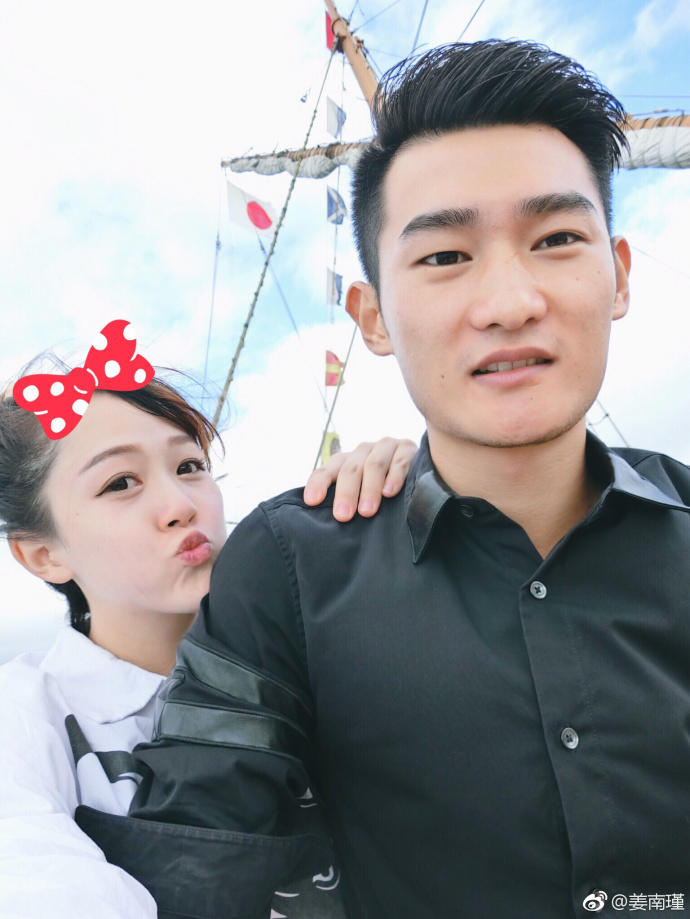 廖力生妻子晒出胎儿b超照片,旁边摆上一张廖力生的侧颜照,并配文:"看