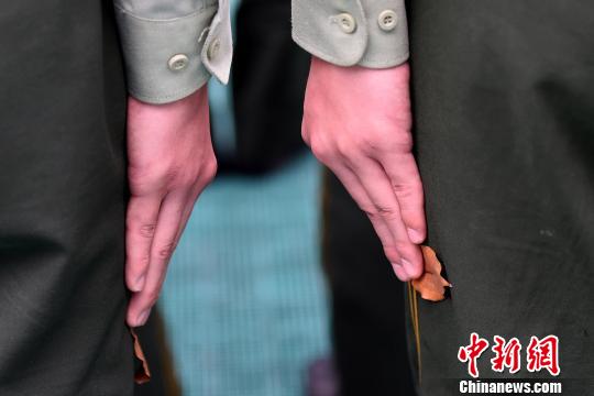 浙江边防官兵练军姿 强化警容军姿树风貌