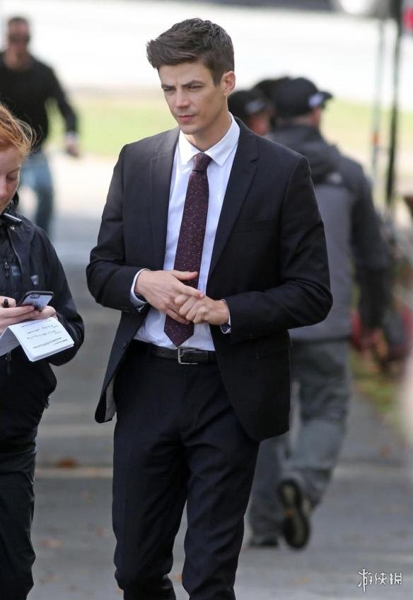 闪电侠,绿箭侠,女超人拍联动剧集 巴里艾伦西装优雅