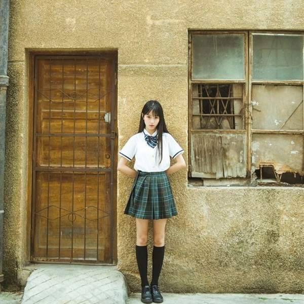 00后女生因穿校服走红网络 网友:比奶茶妹妹还清纯