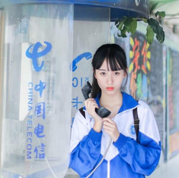 00后女生因穿校服走红网络 网友:比奶茶妹妹还清纯
