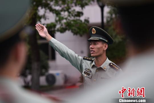 浙江边防官兵练军姿 强化警容军姿树风貌