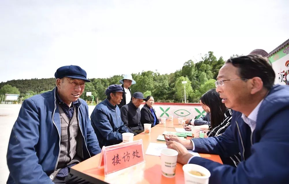 图为青海省大通回族土族自治县青山乡青山村村民在向县,乡纪委的干部