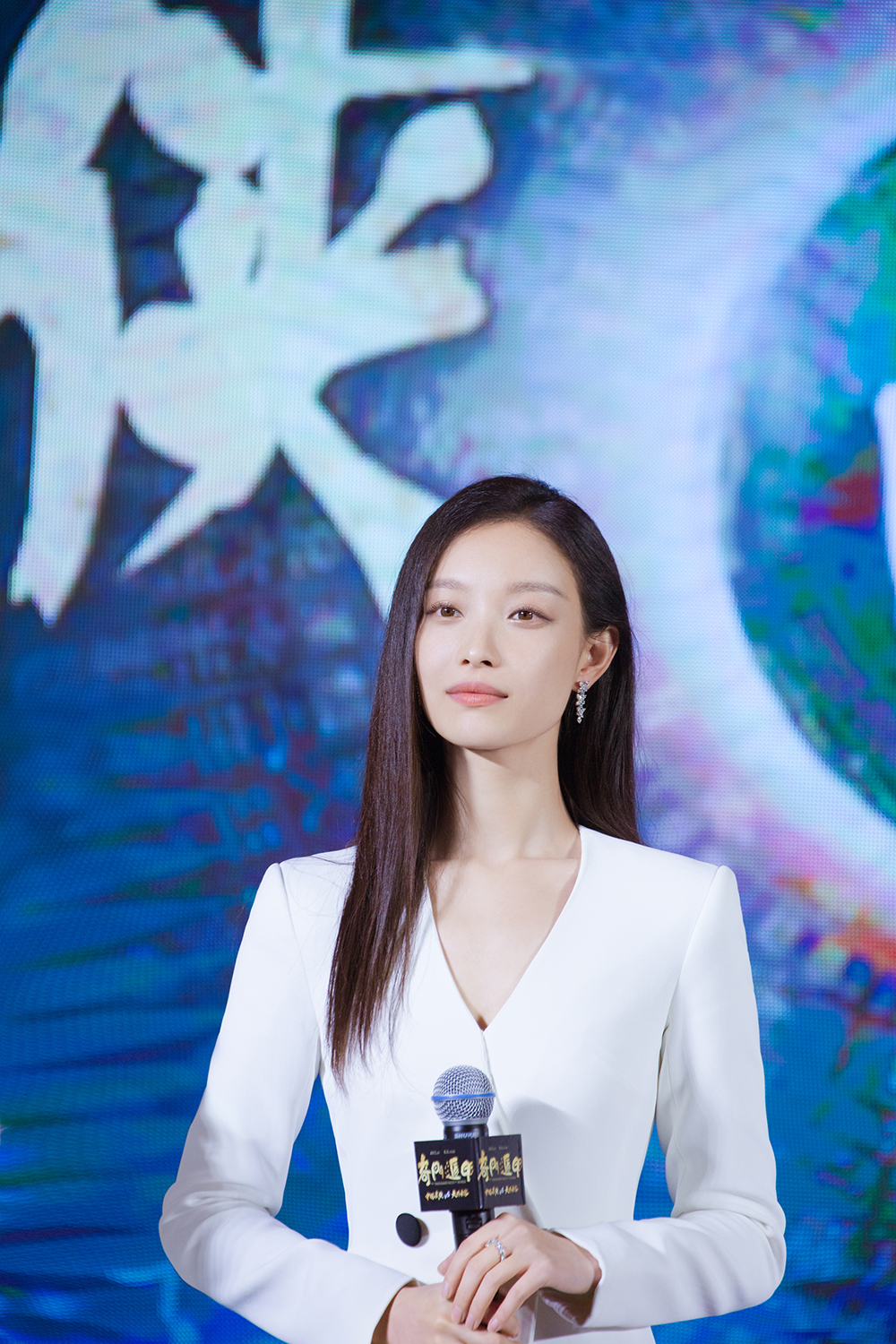 《奇门遁甲》倪妮白衣简约美腿纤细