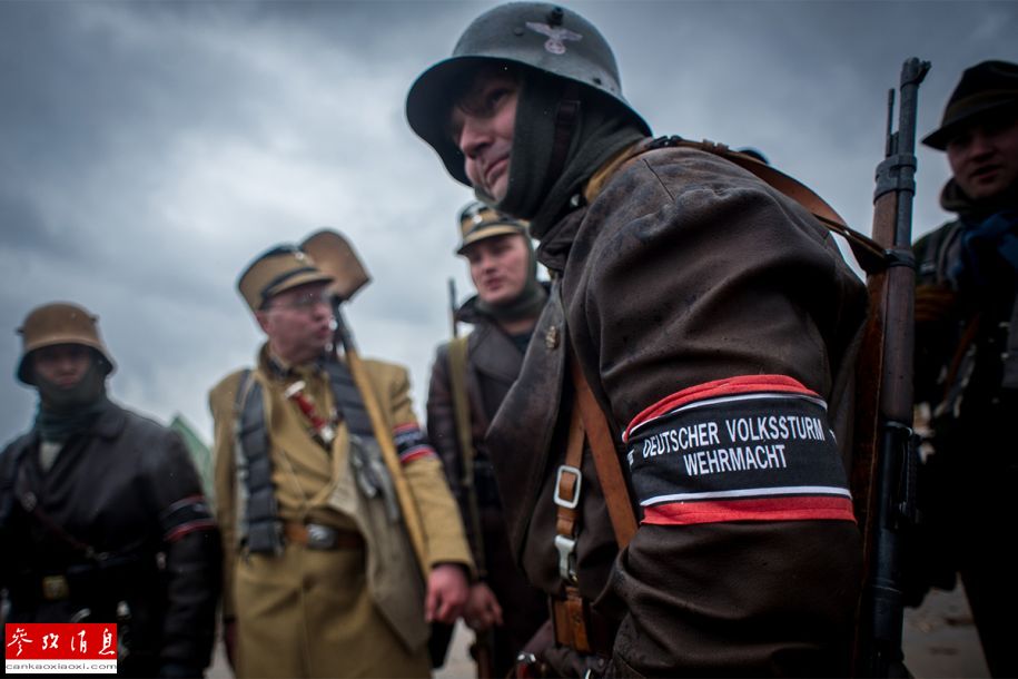 点击图片进入下一页图为扮演德军人民冲锋队的爱好者们,军服非常芜杂