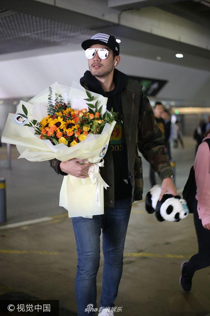 高以翔休闲装机场走猫步秀长腿 获粉丝送鲜花