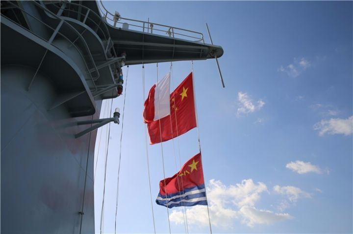 作为礼仪之邦的中国,我们会提前为引水员备好小礼物,以示尊重.