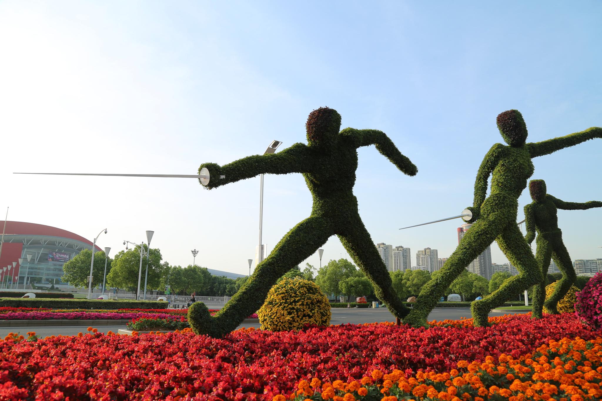 南京马拉松赛事组委会介绍,今年南京马拉松赛道的沿线也有四组绿雕