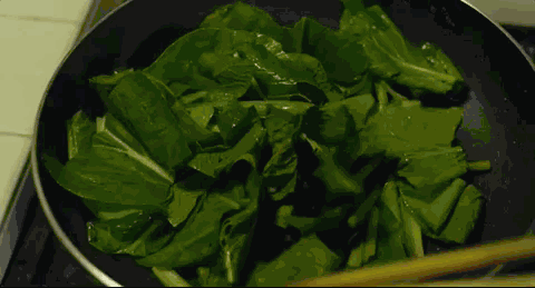 如果是早餐,可以摘些菠菜,被霜打过的菠菜,甜味更胜平常.