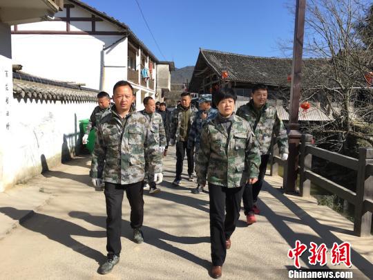 大山里的"拼命三娘"蓝景芬:安下心扎下根做实事