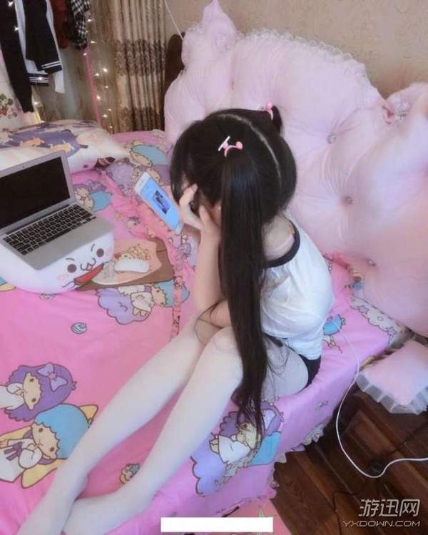 00后萝莉主播被骂哭:小小年纪不学好,穿成这样直播?