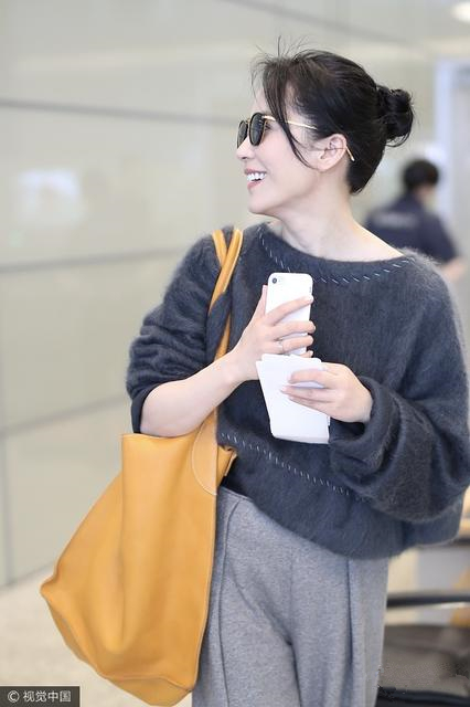 46岁俞飞鸿现身机场:上一秒像王菲下一秒像高圆圆