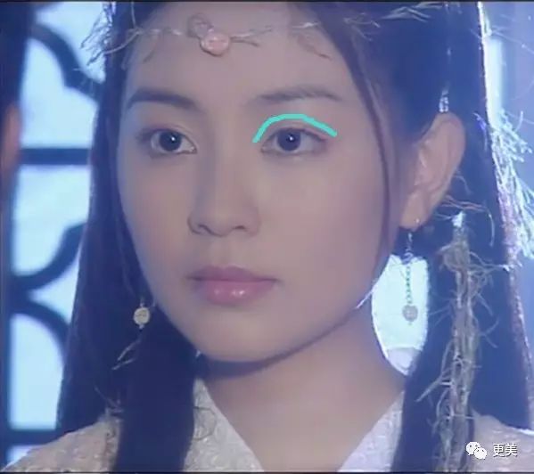 陈秀丽是典型的柳叶眼,偏细偏长,有种眼含秋水的味道,正符合双目