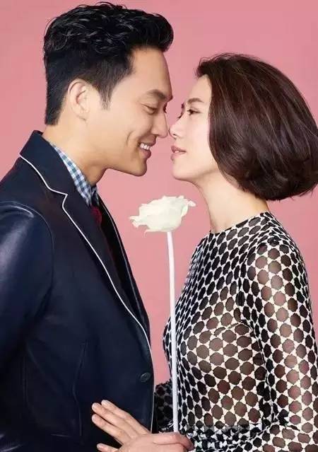 张智霖神模仿袁咏仪买包包…哈哈哈这真的是亲