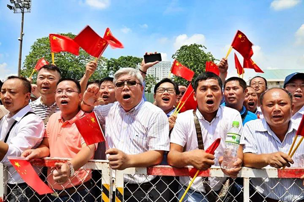 越南华人华侨码头高唱《歌唱祖国》