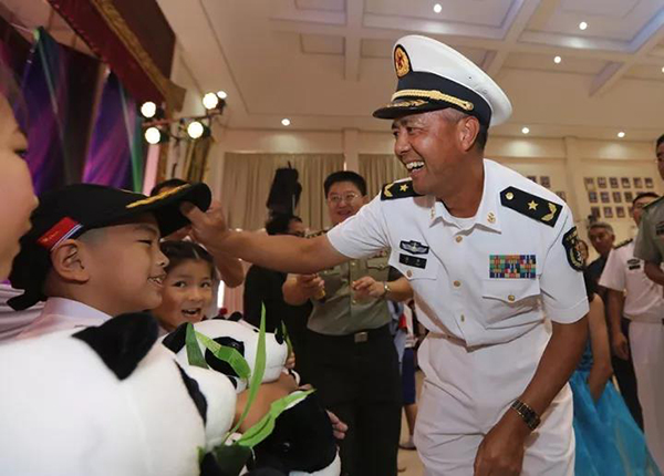 编队政治委员徐平带领官兵慰问泰国光华学校