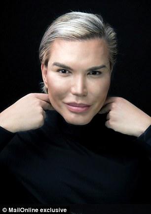 整容狂魔去伦敦购物秀胸肌 并称要抽掉六根肋骨