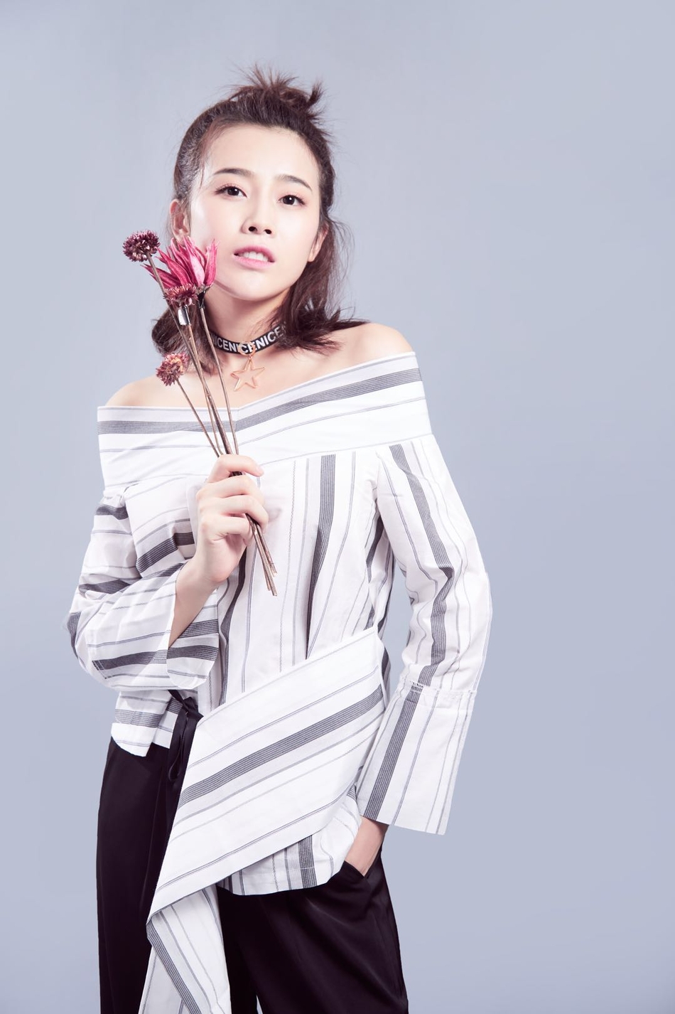 和荒诞喜剧《囧先生》而颇受关注的实力演员刘洁涵全新时尚大片曝光