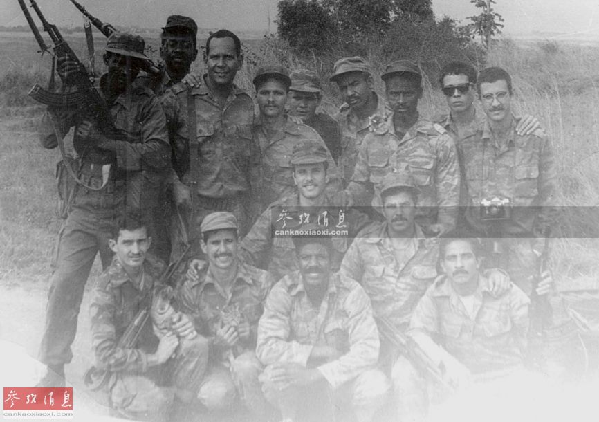 点击图片进入下一页古巴军人和非洲战友合影.