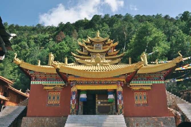 文峰寺是丽江地区最大,香火最旺盛的藏传佛教寺庙,坐落在从丽江坝子到