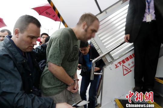 追逃合作新成果:中国警方向美国遣返一名红通逃犯|中美|逃犯|张亨伟_新浪新闻