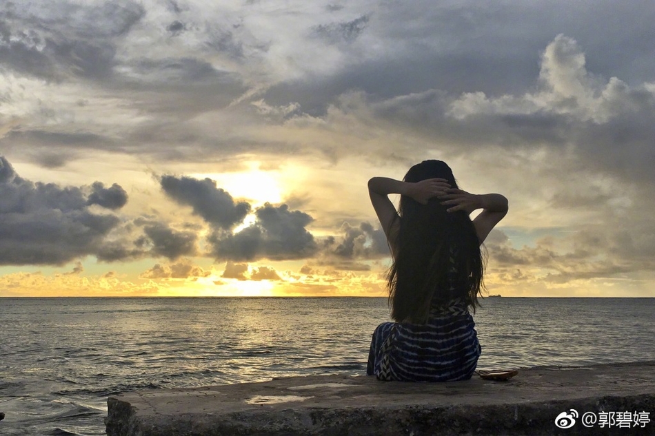 郭碧婷深夜晒海边美照 凹凸造型似美人鱼