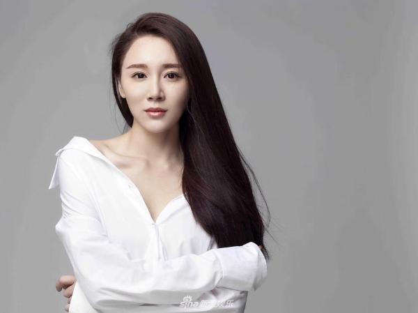 张芯宁曝光冷艳写真 香肩微露性感迷人