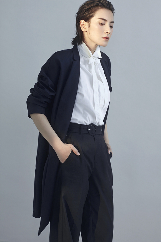 李媛潇洒短发显干练 展示初秋英伦穿搭