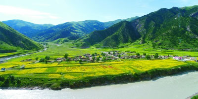 位于澜沧江畔的青海省囊谦县香达镇大桥村通路通桥,发生了翻天覆地的