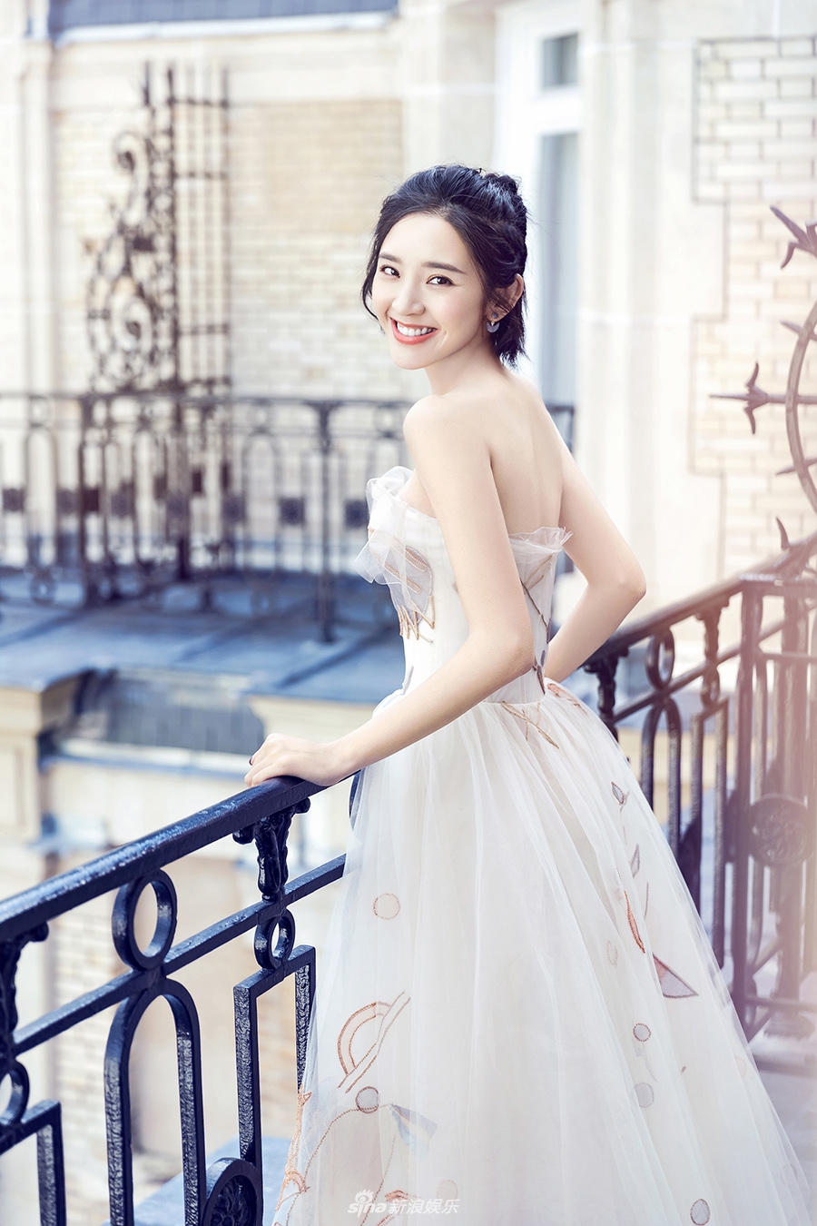 唐艺昕穿抹胸长纱裙玩转仙女风 笑容甜美超治愈