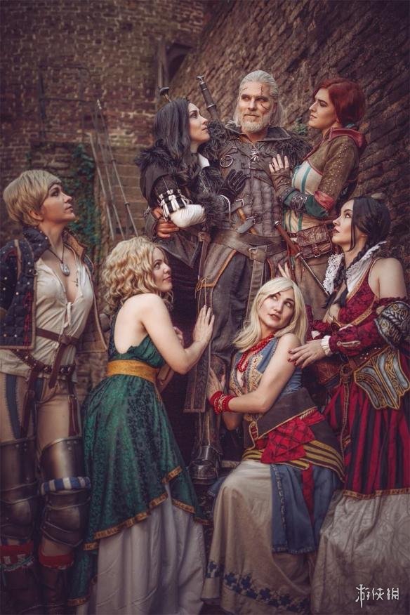 巫师3狂猎白狼杰洛特神级cos后宫美女环绕场面香艳