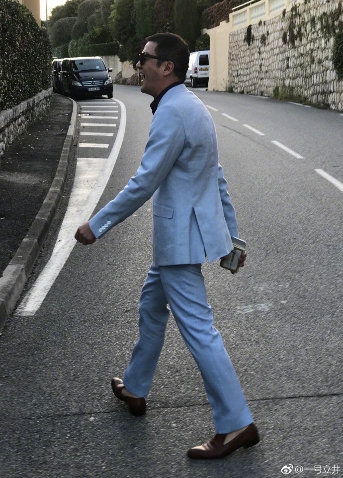 李亚鹏游玩晒帅照 一身白西装信步街头显熟男魅力