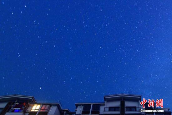 资料图片：猎户座流星雨绽放夜空。