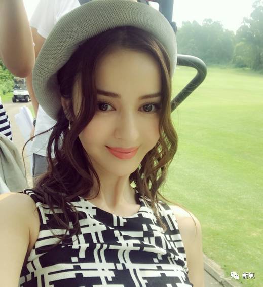 看了张现场照,又查了下演员表,才发现不是,只是跟娜扎长得像而已.