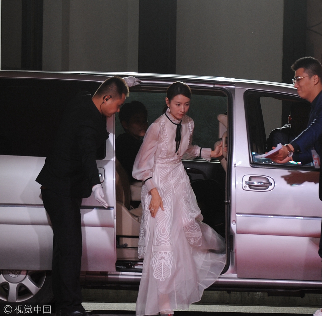 董洁自提裙摆获保镖紧盯 小心翼翼优雅下车