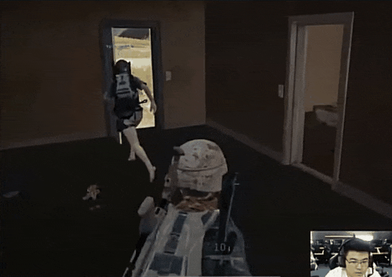 韦神"吃鸡"遇lyb外国队友!超"苟"指挥令韦神崩溃