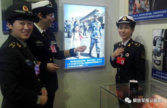 中国撤侨爆红牵手照中的女兵 成了十九大代表